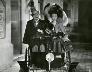 Scena del film "I due misantropi" - Regia Amleto Palermi, 1937 - Enrico Viarisio, a sinistra, e María Denis, a destra, seduti su un trabiccolo.