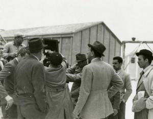 Sul set del film "Le due orfanelle" - Regia Carmine Gallone, 1942 - Un gruppo di operatori sul set del film.
