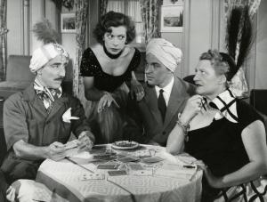 Scena del film "I due sergenti" - Regia Carlo Alberto Chiesa , 1952 - Da sinistra a destra: Mario Castellani, Franco Fabrizi e Pina Renzi, seduti al tavolo, ascoltano Flora Medini, in piedi.