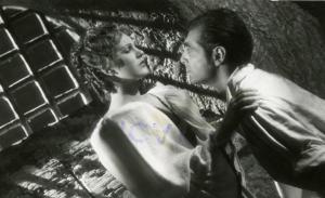 Scena del film "I due sergenti" - Regia Enrico Guazzoni, 1936 - A sinistra, Luisa Ferida e a destra, Mino Doro si osservano intensamente. L'attrice tiene le mani poggiate sulle spalle dell'attore.