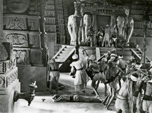 Scena del film "Le due tigri" - Regia Giorgio Candido Simonelli, 1941- Totale di un gruppo di soldati non identificati intenti a combattere all'interno del tempio.