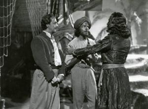 Scena del film "Le due tigri" - Regia Giorgio Candido Simonelli, 1941- Sandro Ruffini, sulla sinistra, osserva due attori non identificati che si guardano.