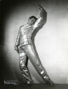 Scena del film "È bello qualche volta andare a piedi" - Regia Michele Galdieri, 1941 - Figura intera di Harry Feist in posizione di danza con il braccio sinistro alzato e la gamba sinistra tesa verso destra.
