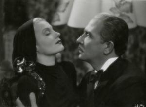 Scena del film "È caduta una donna" - Regia Alfredo Guarini, 1941 - A destra, Luigi Pavese trattiene Isa Miranda, a sinistra, per le spalle. I due si guardano intensamente.