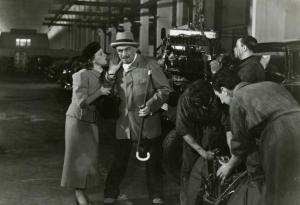Scena del film "È tornato Carnevale" - Regia Raffaello Matarazzo, 1937 - A sinistra, Clara Tabody afferra il braccio destro di Armando Falconi, con un bastone nella mano sinistra. A destra, attori non identificati.