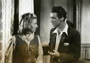 Scena del film "L'ebbrezza del cielo" - Regia Giorgio Ferroni, 1940 - A sinistra, con le spalle alla finestra, Silvana Jachino osserva Aldo Fiorelli, a destra.