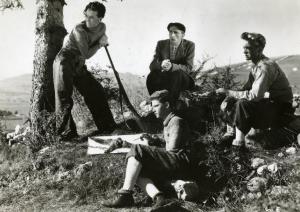 Scena del film "L'ebbrezza del cielo" - Regia Giorgio Ferroni, 1940 - Mario Giannini, a sinistra, Paolo Ketoff, a destra, un attore non identificato al centro e Franco Brambilla, seduto in primo piano, osservano a sinistra.