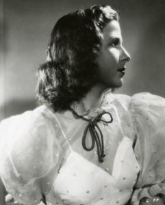 Scena del film "L'ebbrezza del cielo" - Regia Giorgio Ferroni, 1940 - Profilo di Armandina Bianchi che volge lo sguardo a destra.