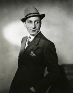 Scena del film "L'ebbrezza del cielo" - Regia Giorgio Ferroni, 1940 - Mezza figura di Fausto Guerzoni in posa con lo sguardo rivolto a destra.