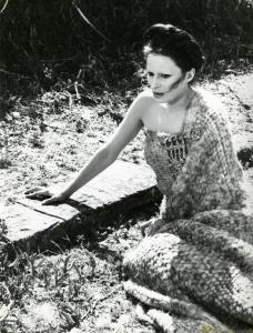Scena del film "Edipo Re" - Regia Pier Paolo Pasolini, 1967 - Figura intera di Silvana Mangano seduta a terra e vestita in abiti di scena.
