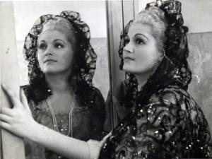 Scena del film "Elisir d'amore" - Regia Amleto Palermi, 1941 - Mezza figura di Livia Minelli che volge lo sguardo verso sinistra riflessa in uno specchio.