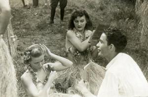Sul set del film "Eravamo 7 sorelle" - Regia Nunzio Malasomma, 1939 - A sinistra un'attrice non identificata si sistema i capelli mentre si guarda in uno specchio sorretto da un operatore. In secondo piano, un attrice non identificata si pettina.