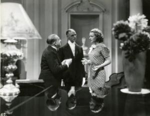 Scena del film "Eravamo 7 sorelle" - Regia Nunzio Malasomma, 1939 - A sinistra, Antonio Gandusio guarda Paola Barbara mentre Sergio Tofano, al centro, la osserva.