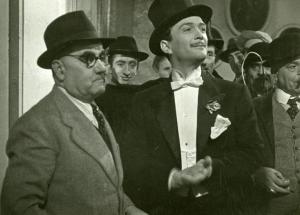 Sul set del film "La fabbrica dell'imprevisto" - Regia Jacopo Comin, 1942 - L'operatore Montuori e Maurizio D'Ancora protagonista nel film.
