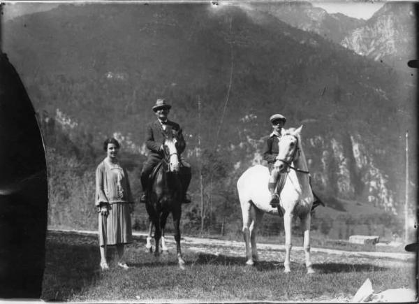 Piazza Brembana. Il dottor Domenico Mocchi, medico condotto, con la moglie contessa Ines Marziali e lo stalliere in una gita a cavallo