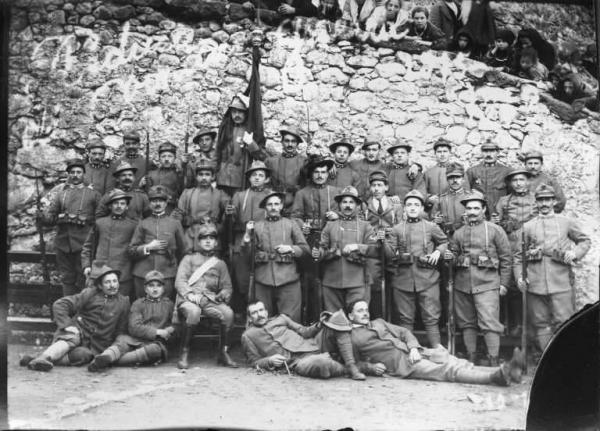 Ornica. Ritratto di gruppo dei reduci della Prima Guerra Mondiale con ufficiale seduto in primo piano