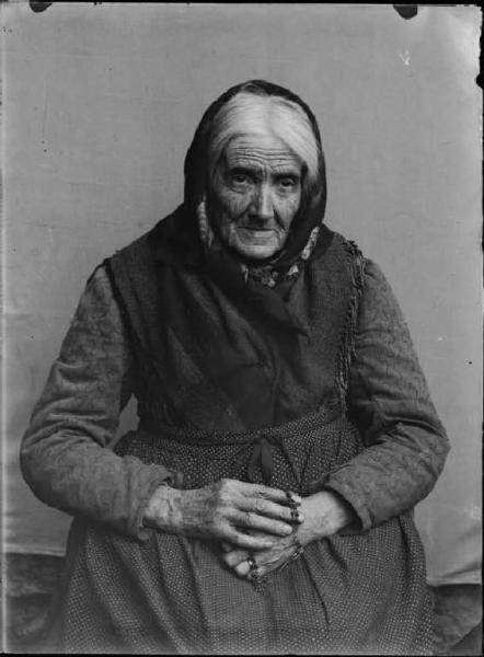 Val Brembana. Ritratto di donna anziana con rosario tra le mani