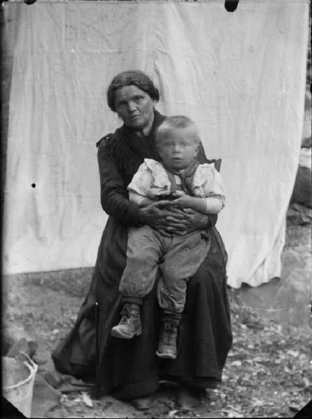 Val Brembana. Ritratto di donna seduta con bambino in braccio