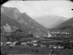 Alta Val Brembana. Veduta panoramica. Lenna in primo piano, la chiesa di San Martino Oltre la Goggia al centro e Piazza Brembana sullo sfondo