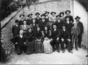 Val Brembana. Ritratto di gruppo in occasione di un matrimonio. Eugenio Goglio in ginocchio in basso a sinistra
