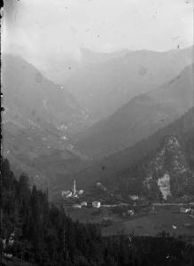 Alta Val Brembana. Veduta panoramica con Piazzatorre e, sullo sfondo, Mezzoldo