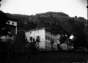 Roncobello, frazione Baresi. Veduta con casa dalle facciate decorate