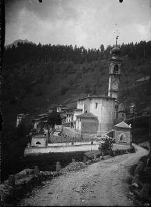 Roncobello. Veduta con la chiesa parrocchiale dei Santi Pietro e Paolo ripresa dall'abside