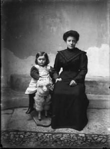 Piazza Brembana. Ritratto di giovane signora con la figlia seduta sopra una pecora-giocattolo