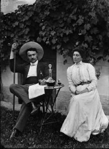 Alta Val Brembana. Ritratto dell'architetto Bonandrini e della moglie seduti a un tavolino in giardino