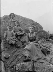Santa Brigida. Ritratto della famiglia Leidi in gita in montagna