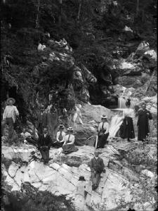 Piazzatorre. Ritratto di famiglia facoltosa genovese in gita alle cascate di un torrente