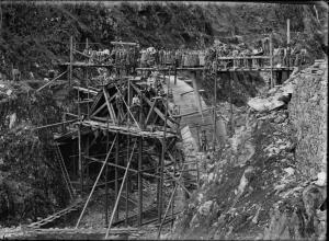 Val Brembana. Costruzione di un ponte sul Brembo per il passaggio della ferrovia. Operai in posa