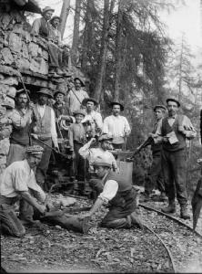 Carona. Gruppo di minatori all'ingresso di una galleria in una miniera di ferro