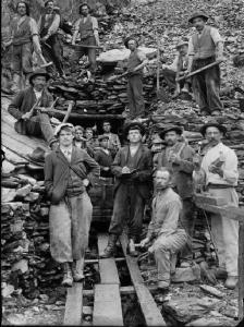 Carona. Gruppo di minatori all'ingresso di una galleria in una miniera