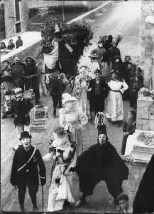 Piazza Brembana. Sfilata di Carnevale con maschere e carri lungo via Umberto I (ora via Belotti)