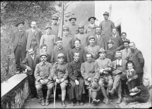Alta Val Brembana. Ritratto di gruppo di reduci e invalidi della Grande Guerra con don Giuseppe Vavassori (al centro in prima fila)