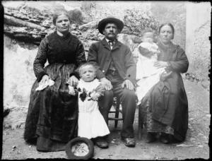 Val Brembana. Ritratto di famiglia all'esterno di una casa rurale