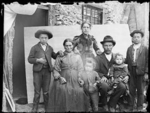 Val Brembana. Ritratto di famiglia con casa rurale sullo sfondo