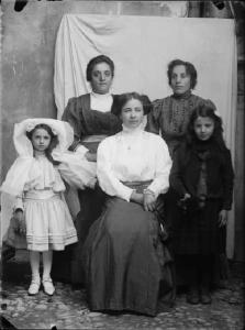 Val Brembana. Ritratto di un gruppo familiare con bambina vestita con l'abito della prima comunione