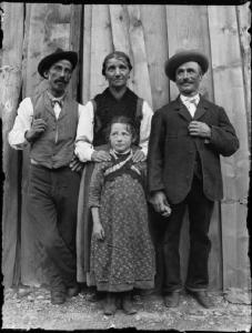 Val Brembana. Ritratto di un gruppo familiare di contadini con staccionata sullo sfondo