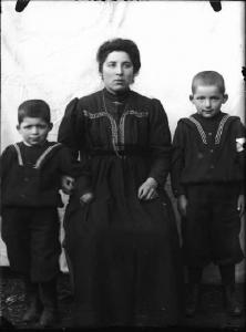 Val Brembana. Ritratto di una madre con i figli vestiti alla marinara
