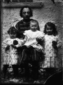 Val Brembana. Ritratto di una madre con i tre figli