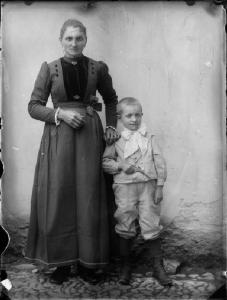 Val Brembana. Ritratto di donna con figlio che tiene in mano una pistola giocattolo