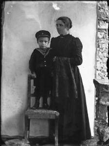 Val Brembana. Ritratto di donna con figlio in piedi su una sedia