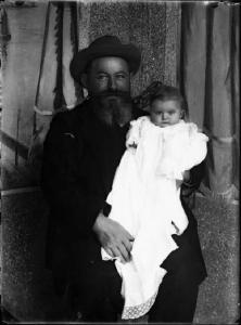 Valle Brempana. Ritratto di uomo barbuto con bambino piccolo in braccio
