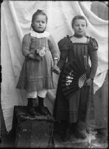 Val Brembana. Ritratto di due bambine in piedi su sostegni improvvisati
