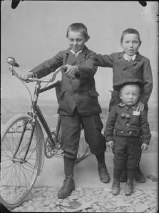 Piazza Brembana. Ritratto di tre bambini con bicicletta