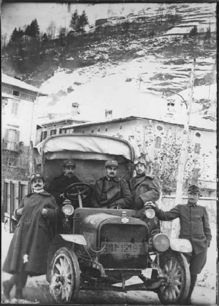 Piazza Brembana. Ritratto di gruppo di ufficiali su un'automobile Itala