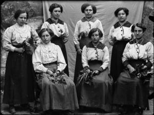 Vallle Brembana. Ritratto di gruppo di giovani donne con mazzi di fiori