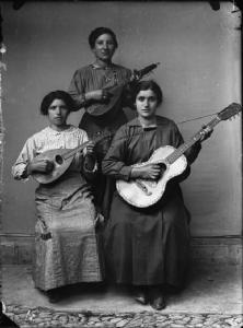 Piazza Brembana. Ritratto di tre donne in atto di suonare mandolini e chitarra